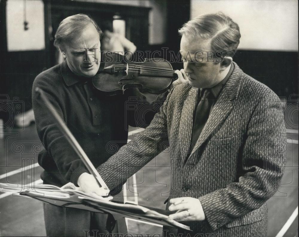 1965 Press Photo Yehudi Menuhin At Bath Festival Rehearsal - Historic Images