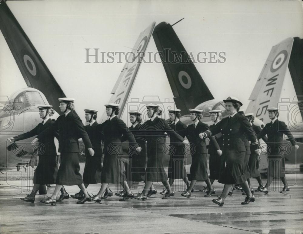 Press Photo Wrens Takes Part In Comedy Film - Historic Images