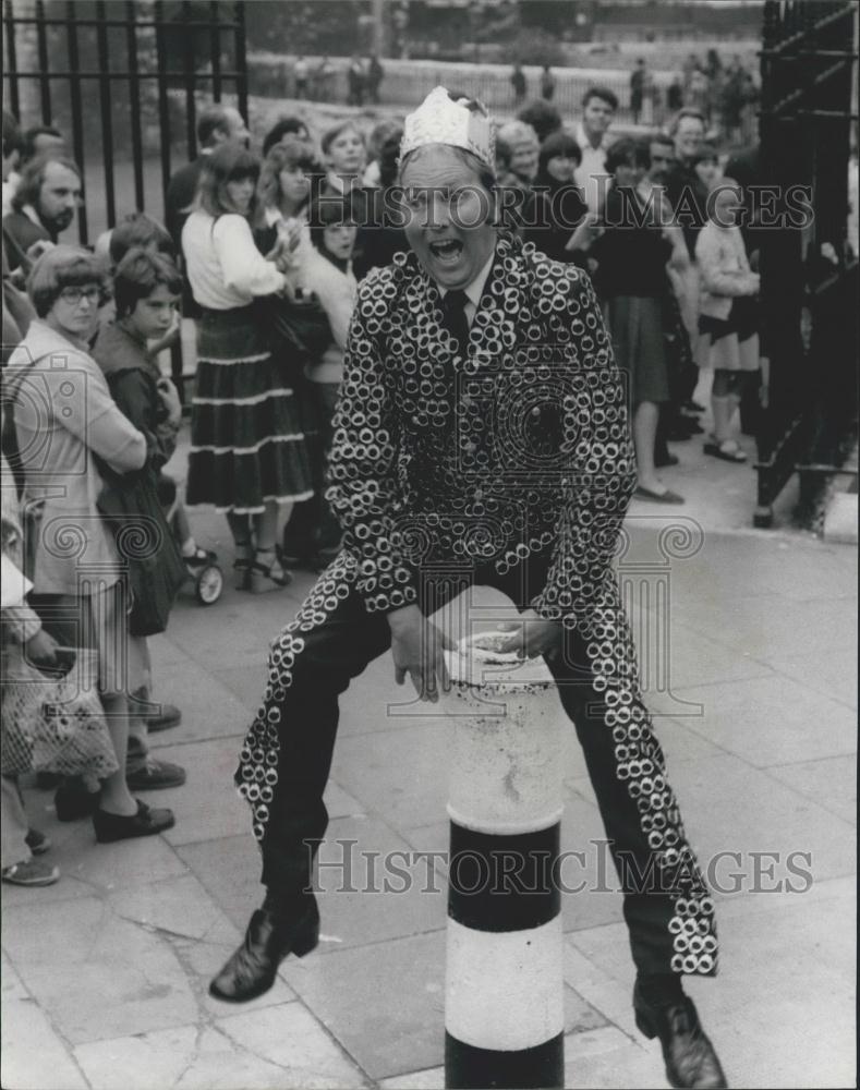 Press Photo Police Constable Bill Netting Crowned &quot;Ring Pull King&quot; - Historic Images