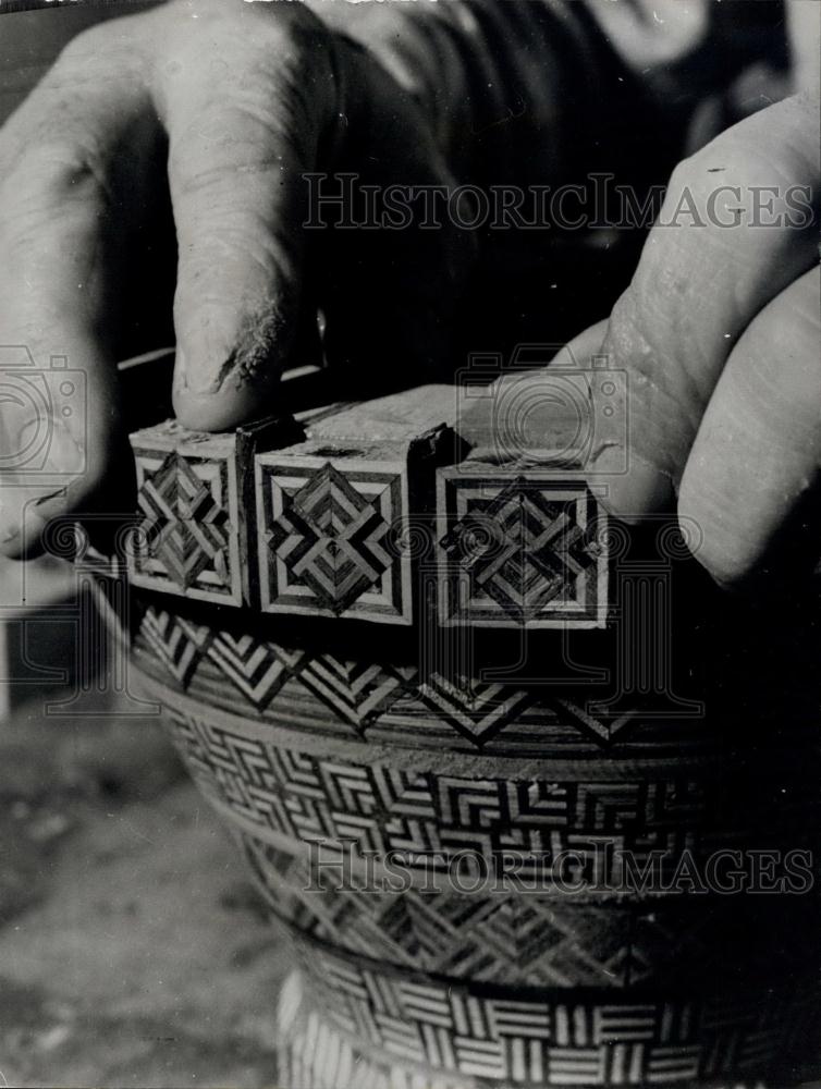 1971 Press Photo Jan Vavra assembels wood vase of small pieces - Historic Images