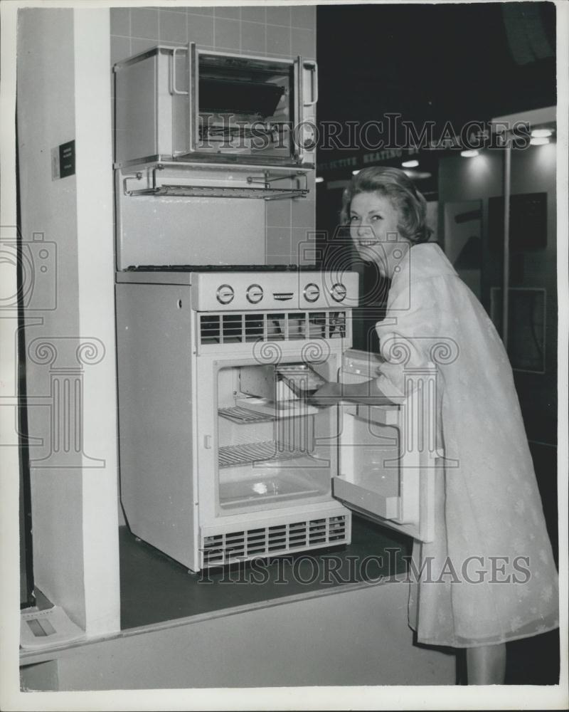 1961 Press Photo Cannonlux Combined Gas Cooker, Gas Refrigerator, Anne Grierson - Historic Images