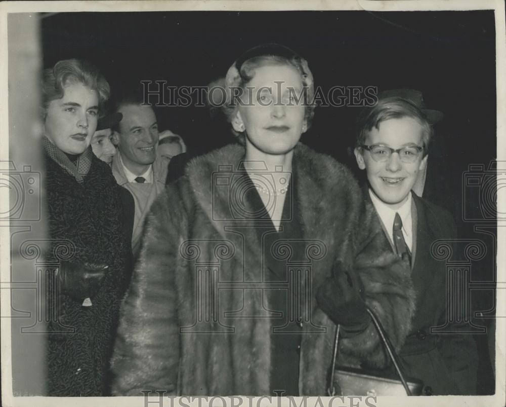 1955 Press Photo Frau Daisy Schlitter with her children - Historic Images