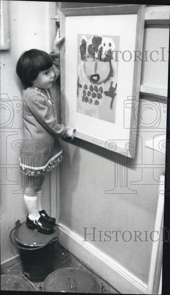 Press Photo Four-year-old Victoria Keefe Showing her Painting of Queen Elizabeth - Historic Images