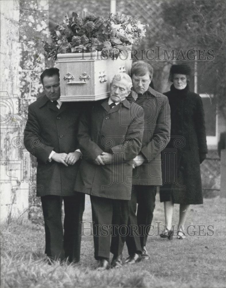 1977 Press Photo Lord Avon Anthony Eden Funeral Men Carrying Coffin St Mary&#39;s - Historic Images