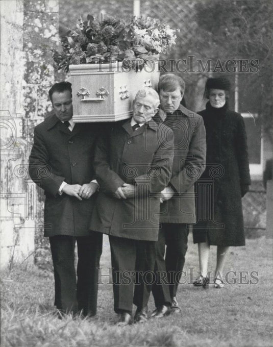 1977 Press Photo Lord Avon Anthony Eden Funeral Men Carrying Coffin St Mary's - Historic Images