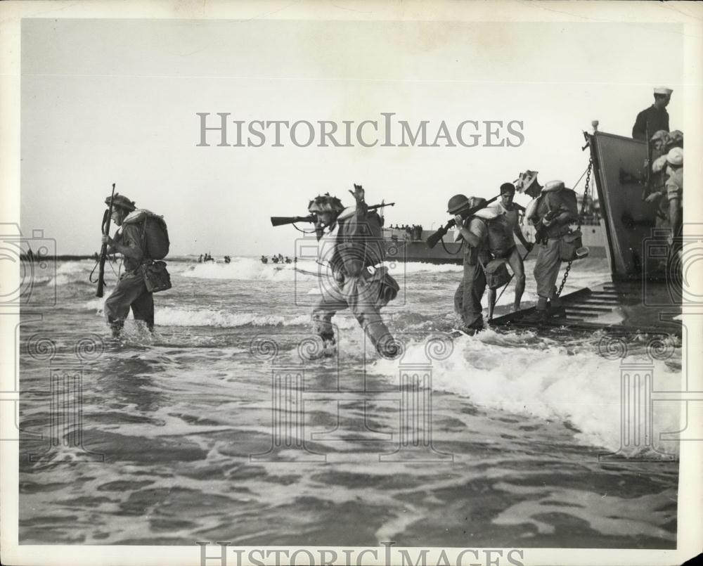 Press Photo Israeli Infantry Landing On Shore From Troopships-Suez Crisis - Historic Images