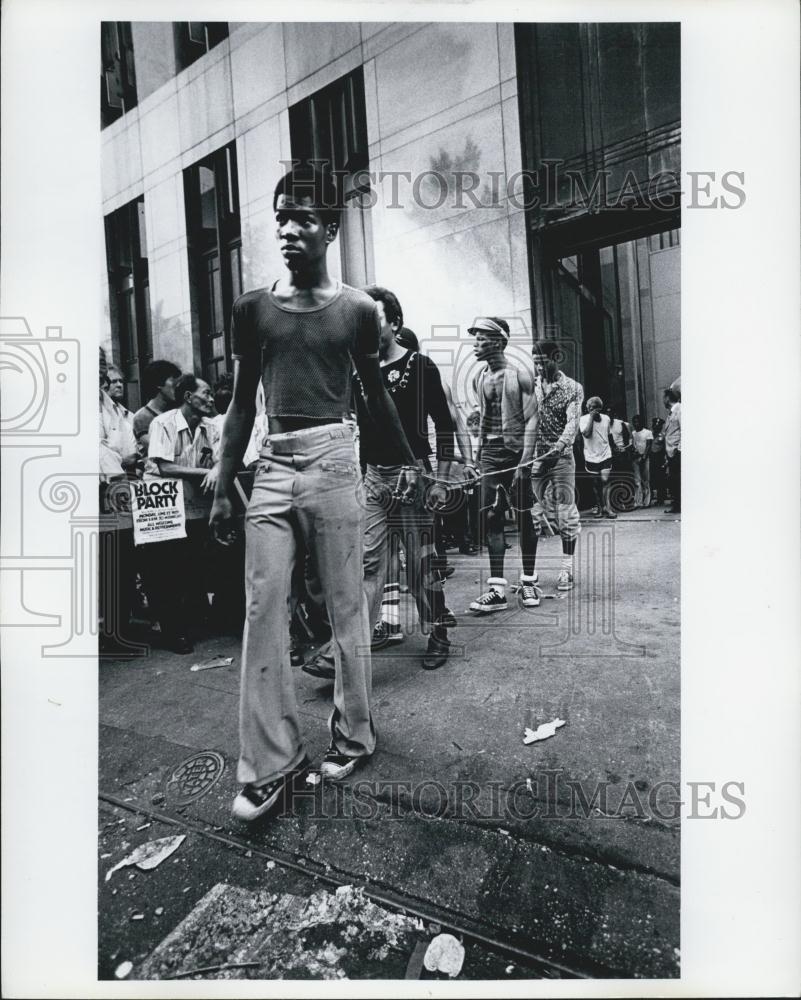 1977 Press Photo New York Black Out, The Day After - Historic Images