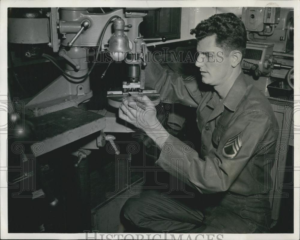 Press Photo Sgt. John J. Smith works with one of his inventions - Historic Images