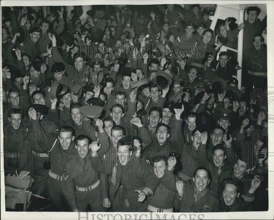 1956 Press Photo British troops arrive home at Southampton - Historic Images