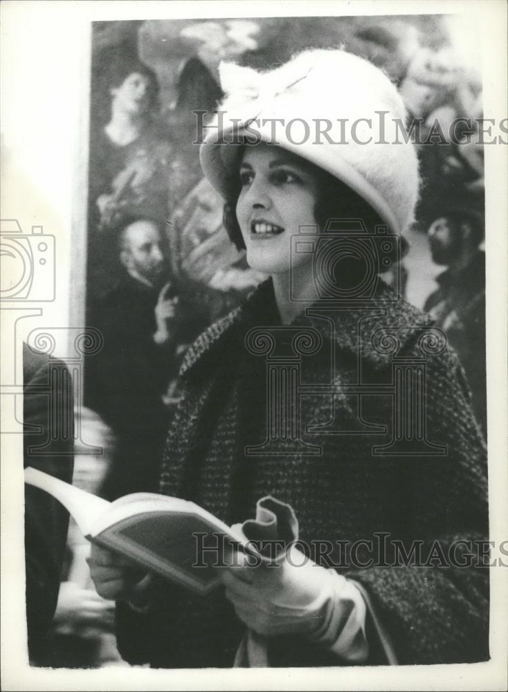 1960 Press Photo Sarah Merton and her lamp shade hat at the art show in London - Historic Images