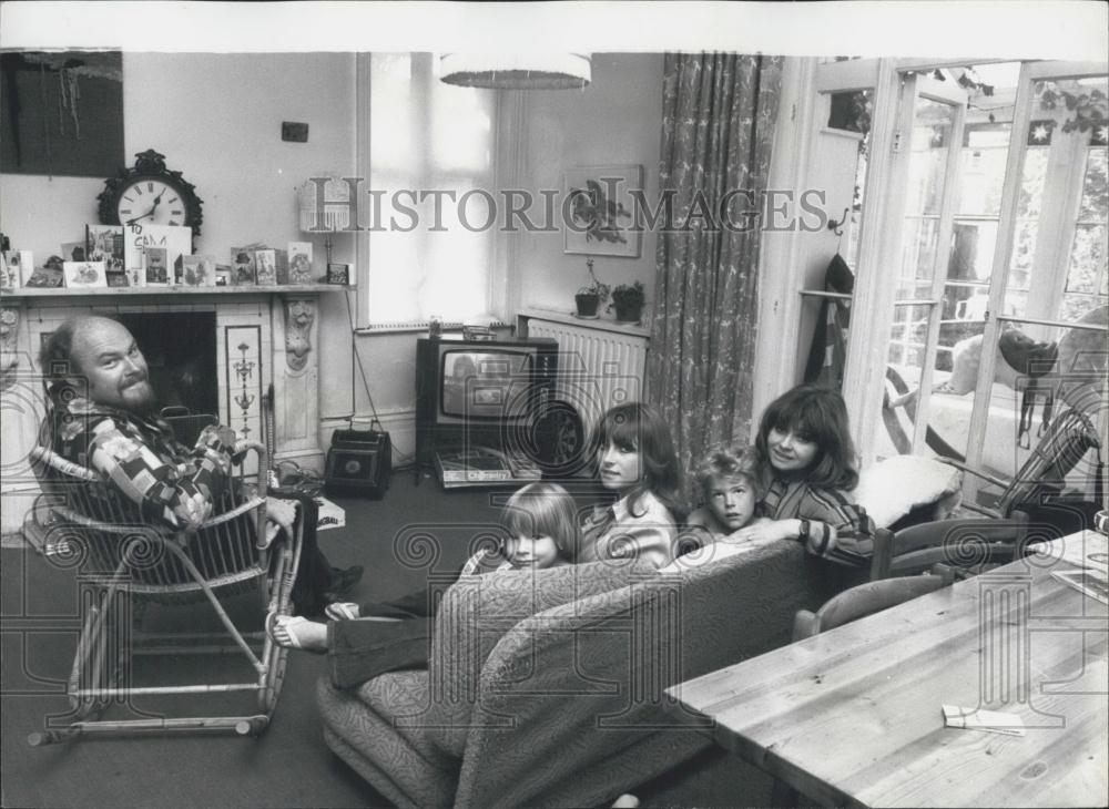 Press Photo TImothy West and family in their Wandsworth Common home - Historic Images