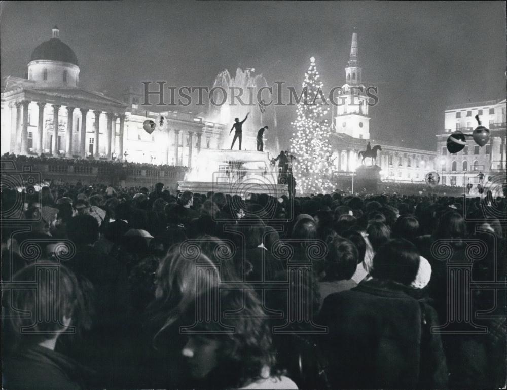 1973 Press Photo New Year&#39;s Eve revellers in Trafalgar Square - Historic Images