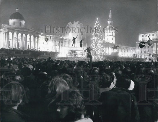 1973 Press Photo New Year's Eve revellers in Trafalgar Square - Historic Images