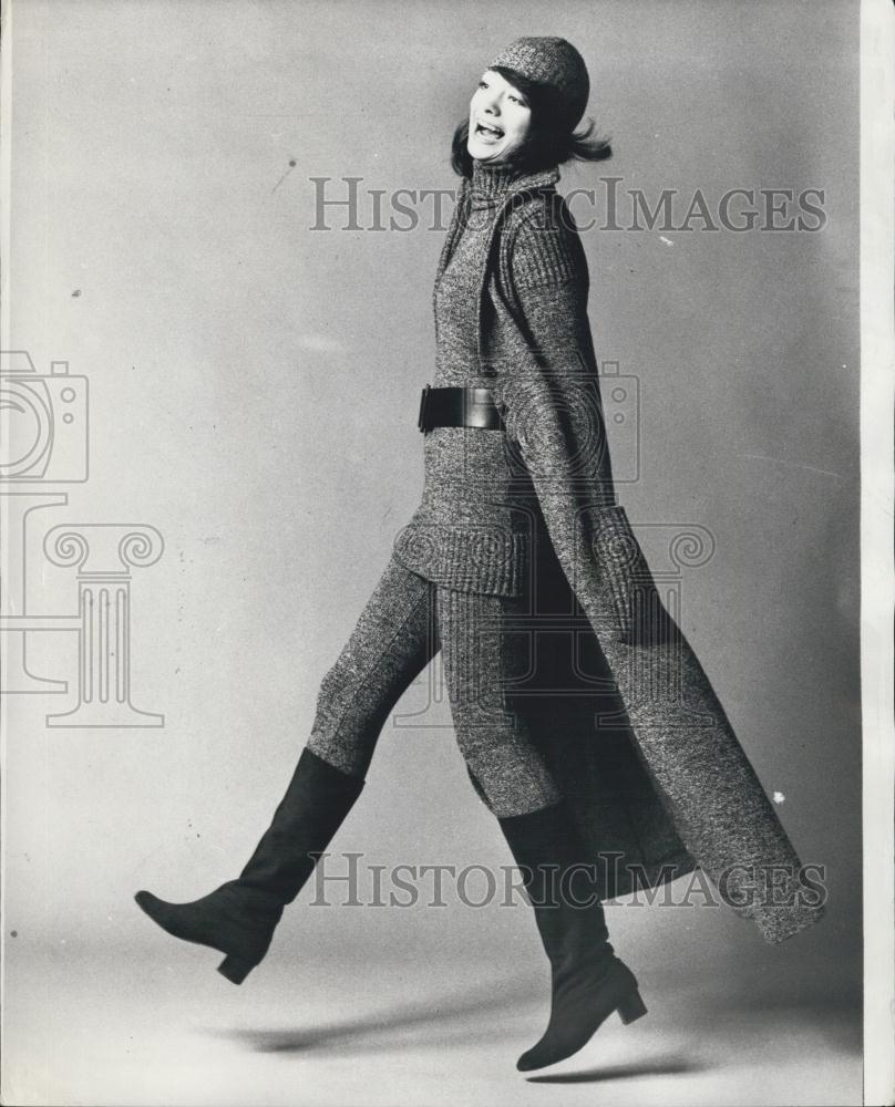 Press Photo Paris fashions on model - Historic Images