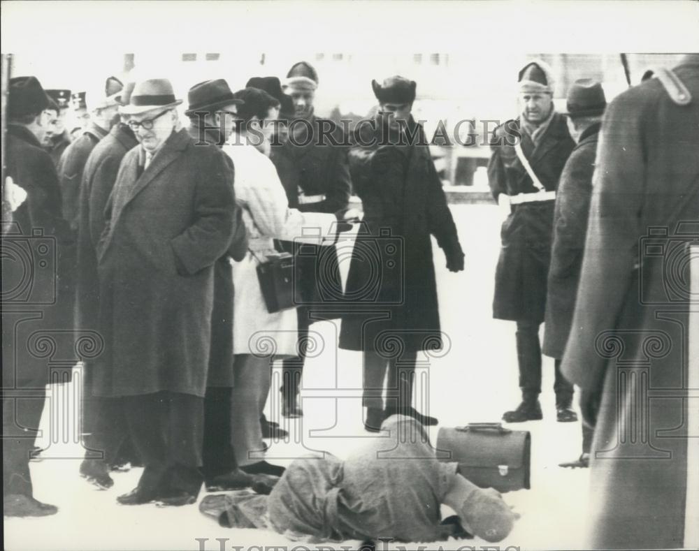 1969 Press Photo El Al Trial Reconstruction Swiss Air DC-8 Person On Ground - Historic Images