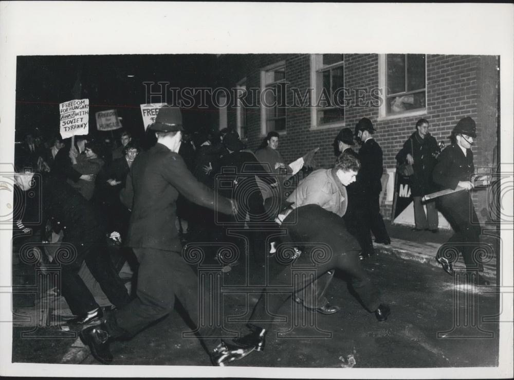 1956 Press Photo Students Demonstrate Outside The Daily Worker Offices In London - Historic Images