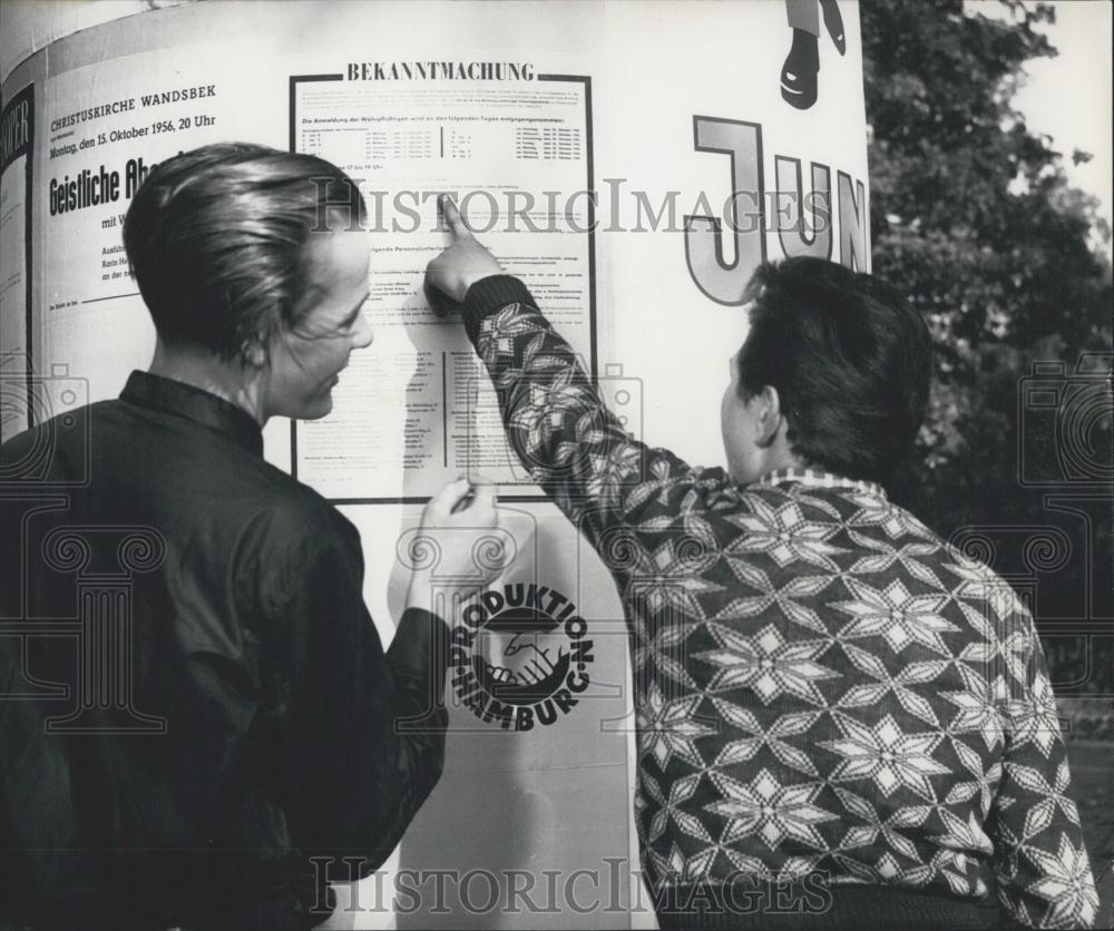 1956 Press Photo Announcements Published In Hamburg On Walls_Germany - Historic Images