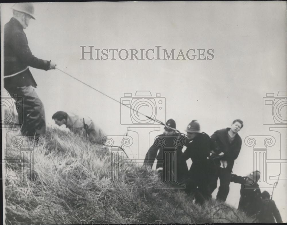 1965 Press Photo Police Rescuing Runaway Borstal Boy Trapped On Cliff Face - Historic Images