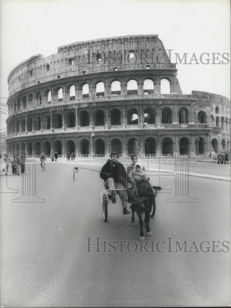 Press Photo Romans Pulled By Single Horse On Small Buggy-Colosseum In Back - Historic Images