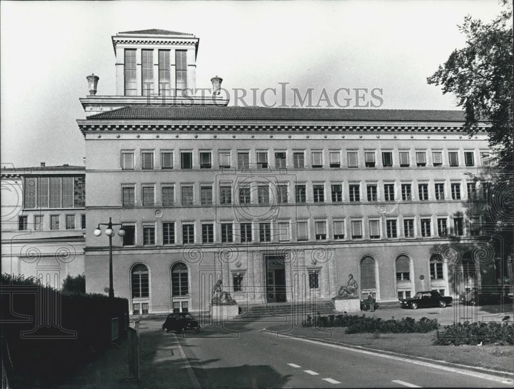 1975 Press Photo The conference building in Geneva - Historic Images