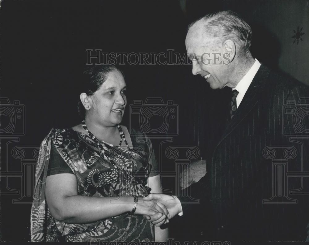 1971 Press Photo Mrs.Sirimavo Bandaranaike with Sir Alec Douglas-Home In London - Historic Images