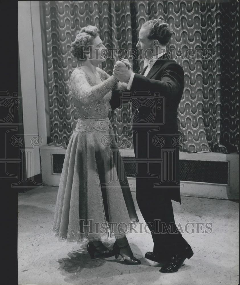 Press Photo The dancers adopt the closed waltz hold - Historic Images