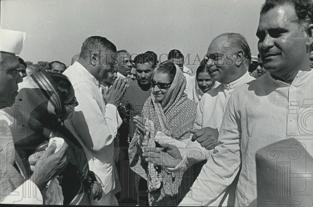 1972 Press Photo PM Indira Gandhi At Ahmedabad Air With Jaisukhlal Hathi - Historic Images