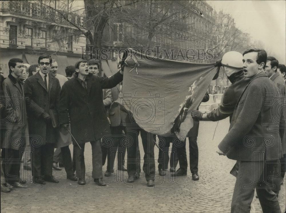 Press Photo Right-wing students demonstrate in Paris - Historic Images