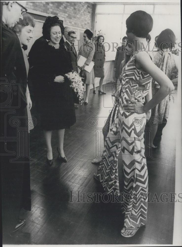 1966 Press Photo Princess Margaret Cat Suit Modeled By Pandora Sookermany Model - Historic Images