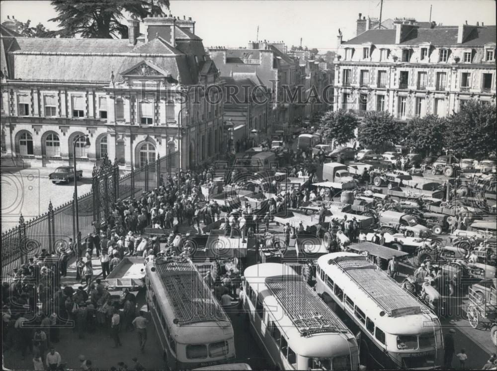 1961 Press Photo Farmers Revolt Spreads Throughout France with Tractors &amp; Buses - Historic Images