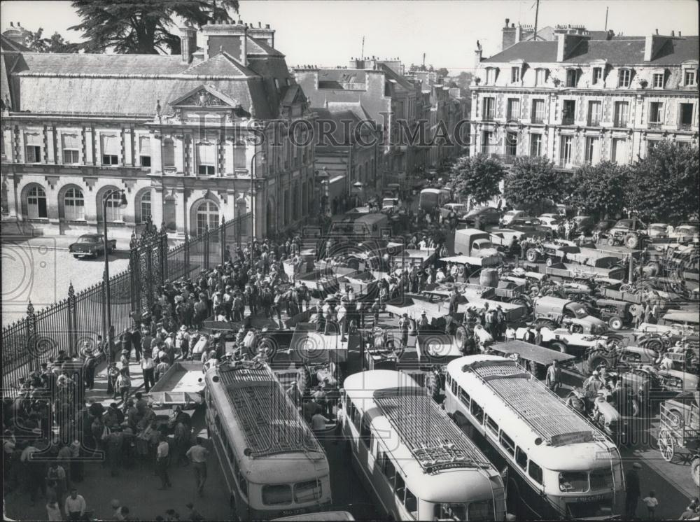 1961 Press Photo Farmers Revolt Spreads Throughout France with Tractors & Buses - Historic Images