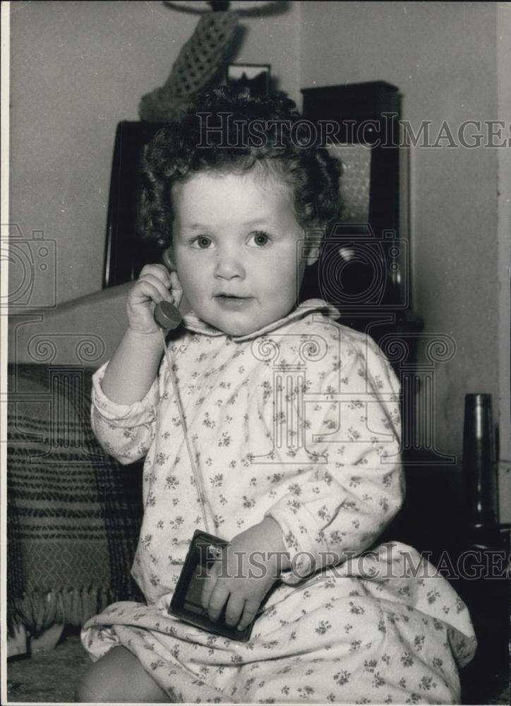 1958 Press Photo Father Loses A Fortune - To His Baby Daughter - Historic Images