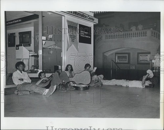 1977 Press Photo Stranded commuters at Grand Central Station - Historic Images