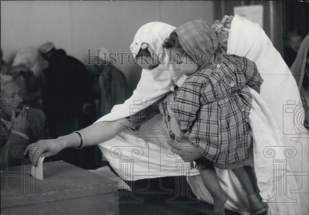 1961 Press Photo Referendum Voting Begins In Algeria - Historic Images