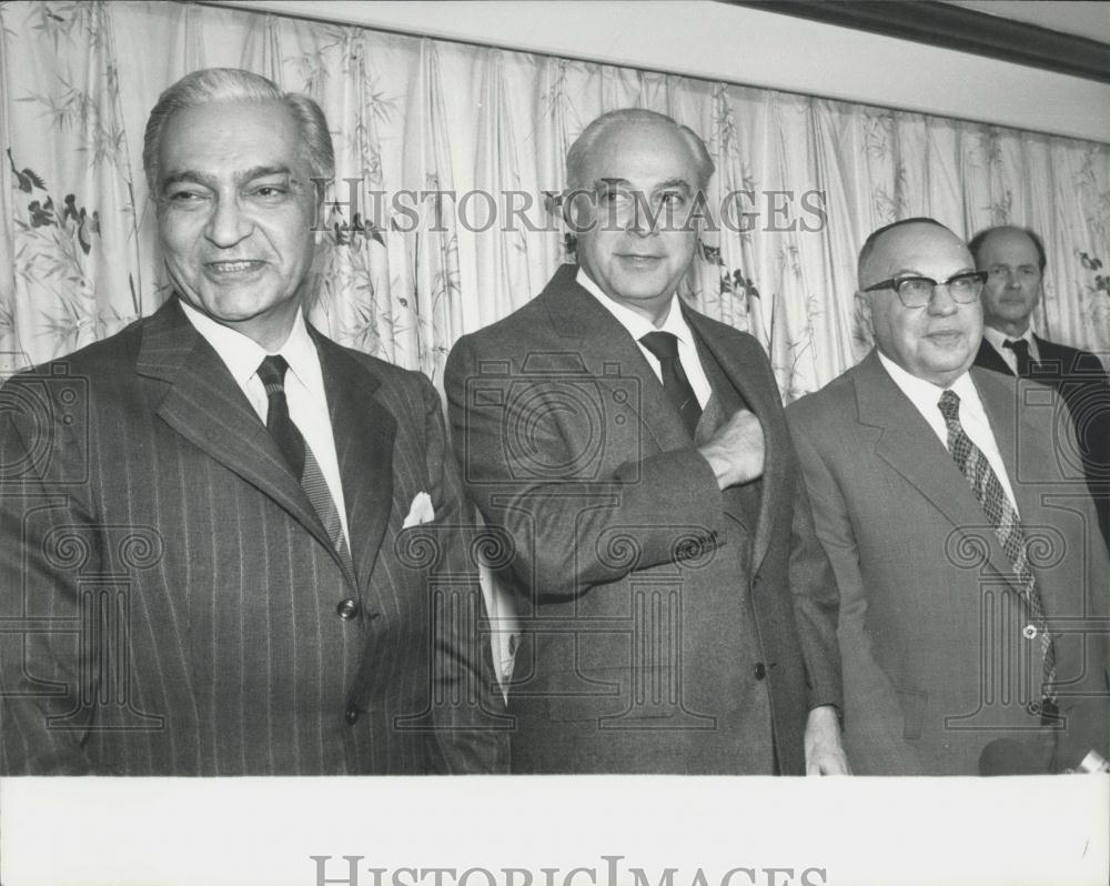1979 Press Photo Mr. Khalil Egyptian Prime Minister, Mr. Robert Strauss & Dr Bur - Historic Images