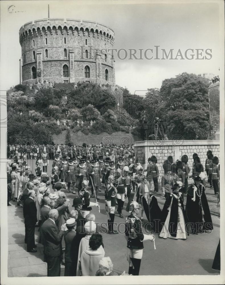 1960 Press Photo Queen Elizabeth Attending Garter Ceremony Windsor Castle - Historic Images