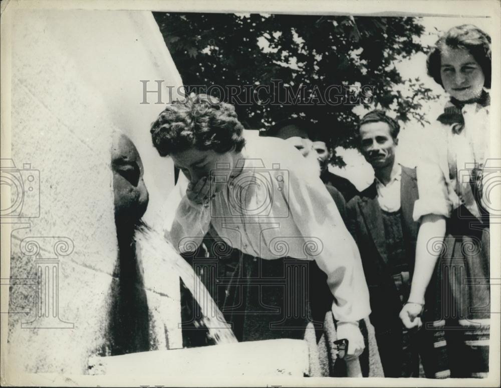 1956 Press Photo Qn Takes A Drink From Fountain At Fragista Village-Greece - Historic Images