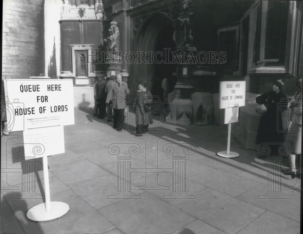 Press Photo Sign for queuing out side House of Lords - Historic Images