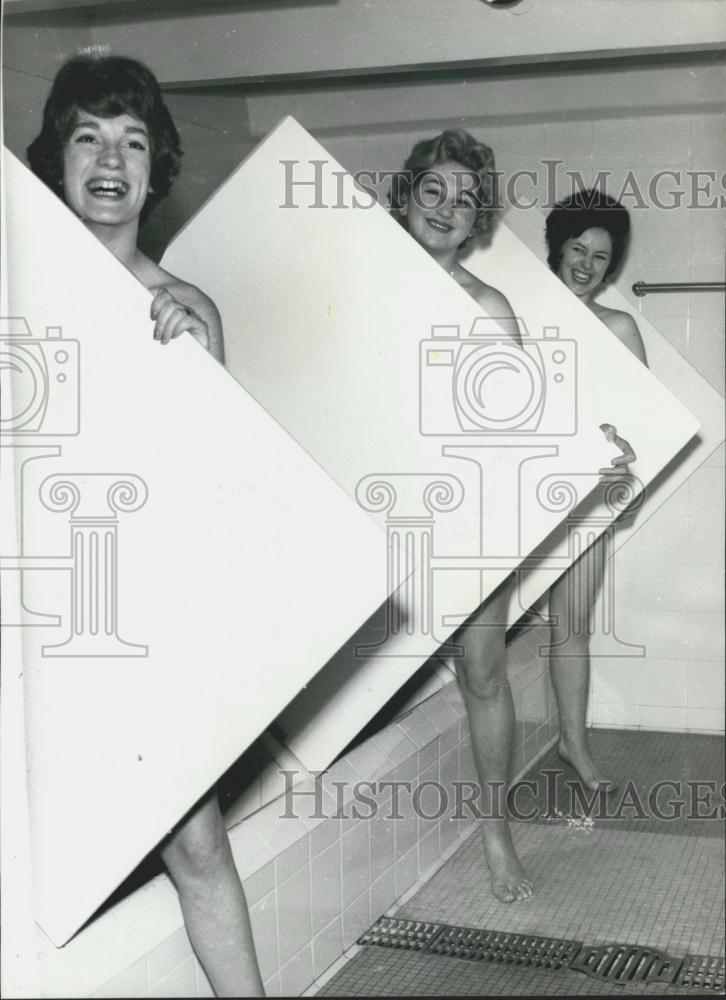 Press Photo Susan MacFadyen, Kim Large and Joyce Sixsmith in Steam Bath - Historic Images