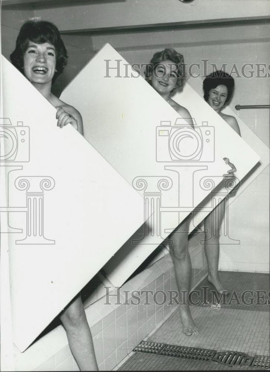 Press Photo Susan MacFadyen, Kim Large and Joyce Sixsmith in Steam Bath - Historic Images