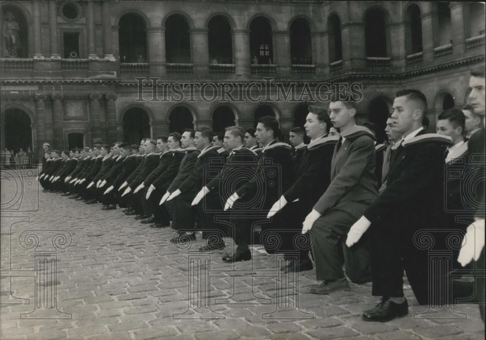 1954 Press Photo Saint Cyr Cadets Kneel Down - Historic Images