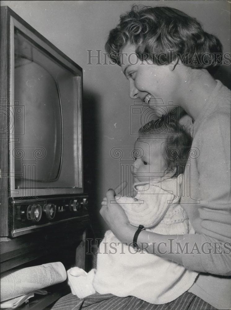 1956 Press Photo Marianne Lecene, French Television Announcer, Sophie Lecene - Historic Images