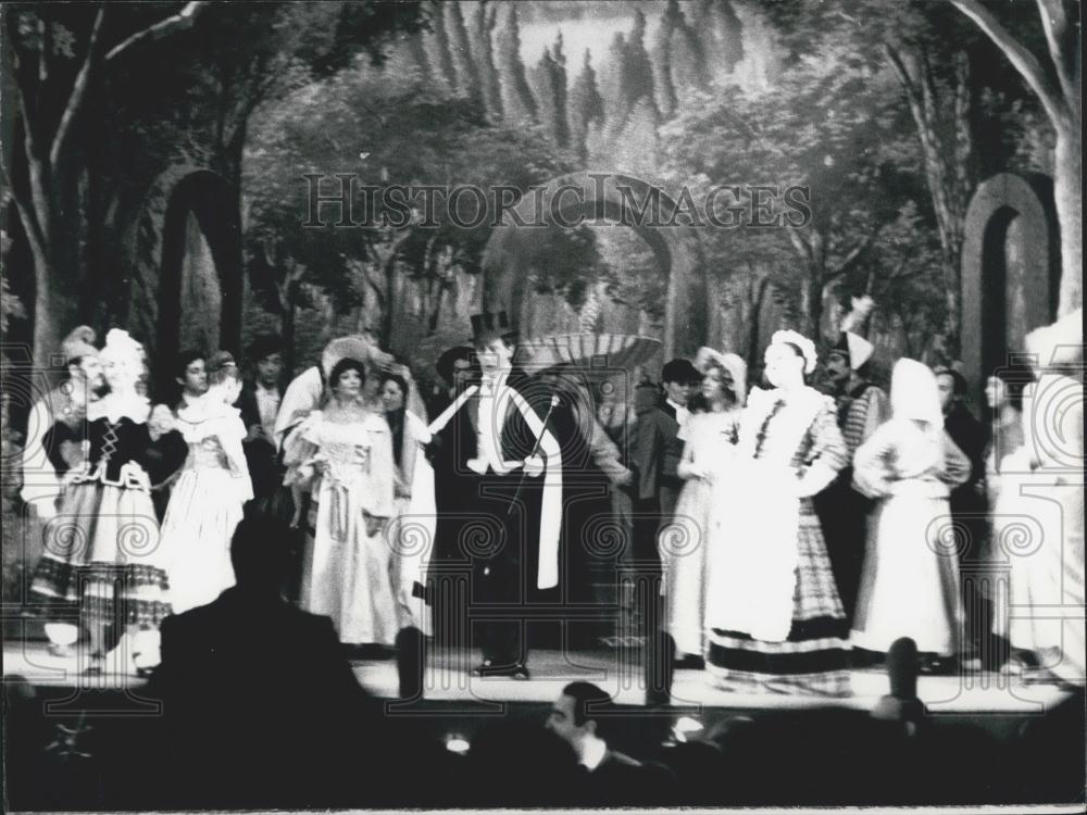 Press Photo El Caballero de Gracia singing - Historic Images