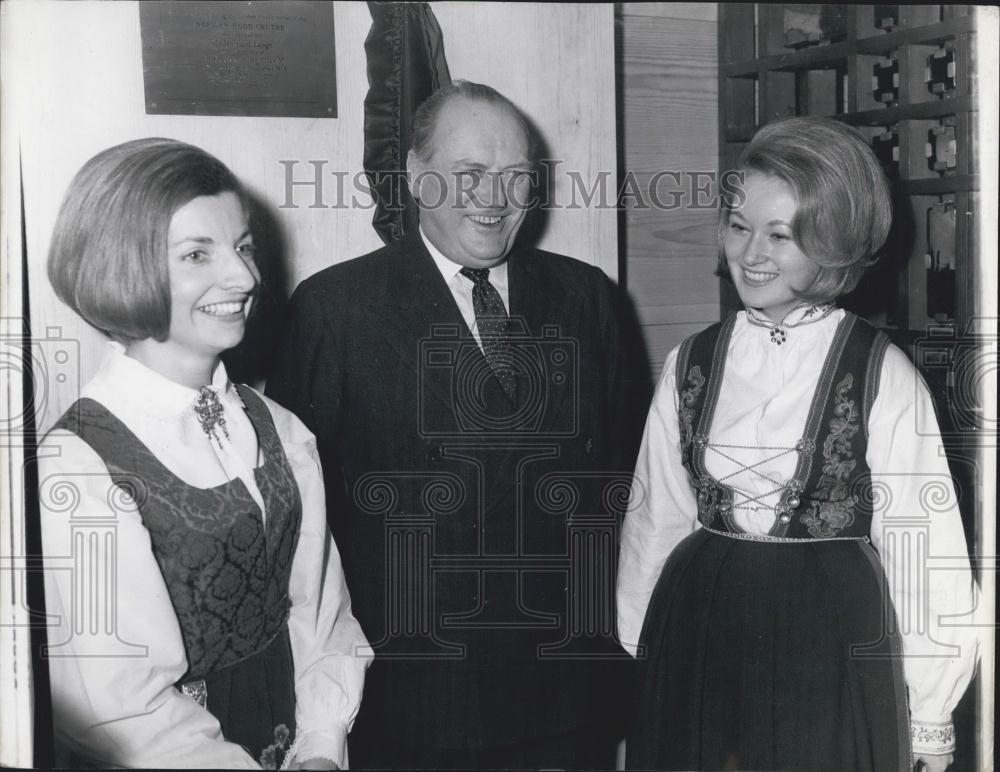 1964 Press Photo King Olav of Norway &amp; Vibeke Kaas &amp; Tove Pedersen - Historic Images