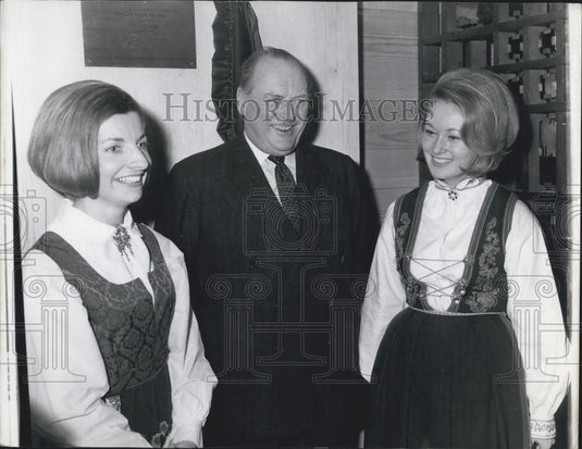 1964 Press Photo King Olav of Norway & Vibeke Kaas & Tove Pedersen - Historic Images