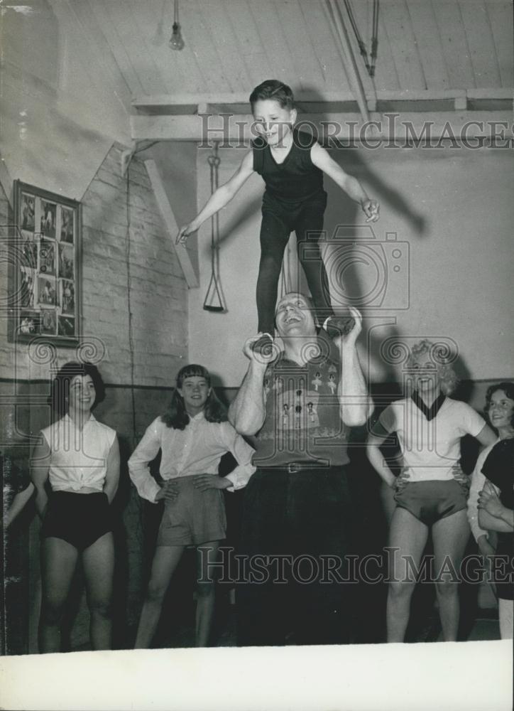 1978 Press Photo Acrobat Training, Peter Martinelli - Historic Images