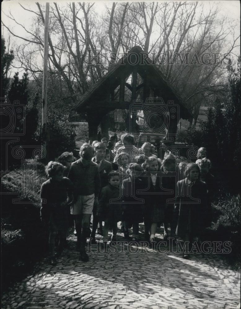 Press Photo Churchyard Path Echoes to the sound of Children&#39;s feet - Historic Images