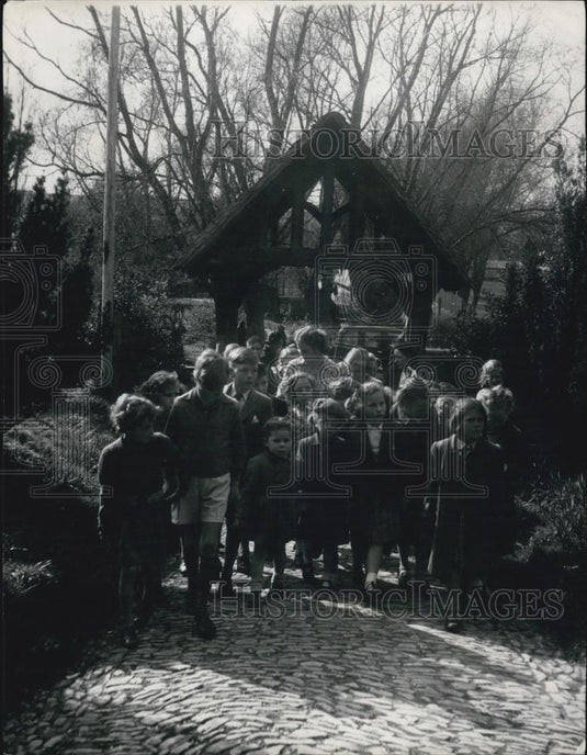 Press Photo Churchyard Path Echoes to the sound of Children's feet - Historic Images