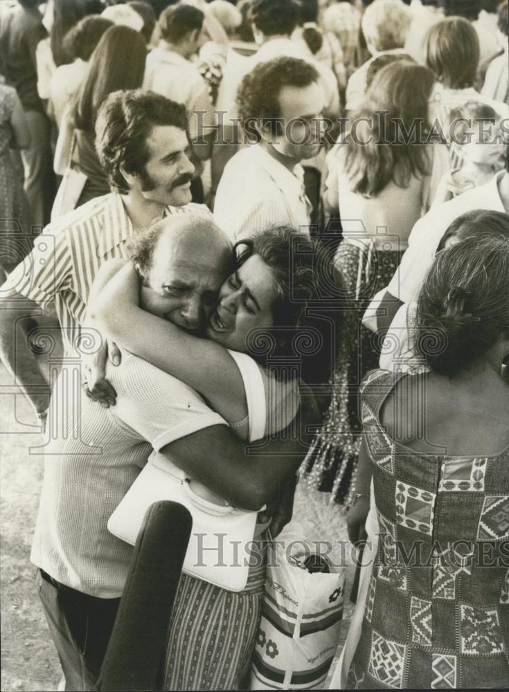 1974 Press Photo Political Prisoners From Island Of Jaros Reunite With Families - Historic Images