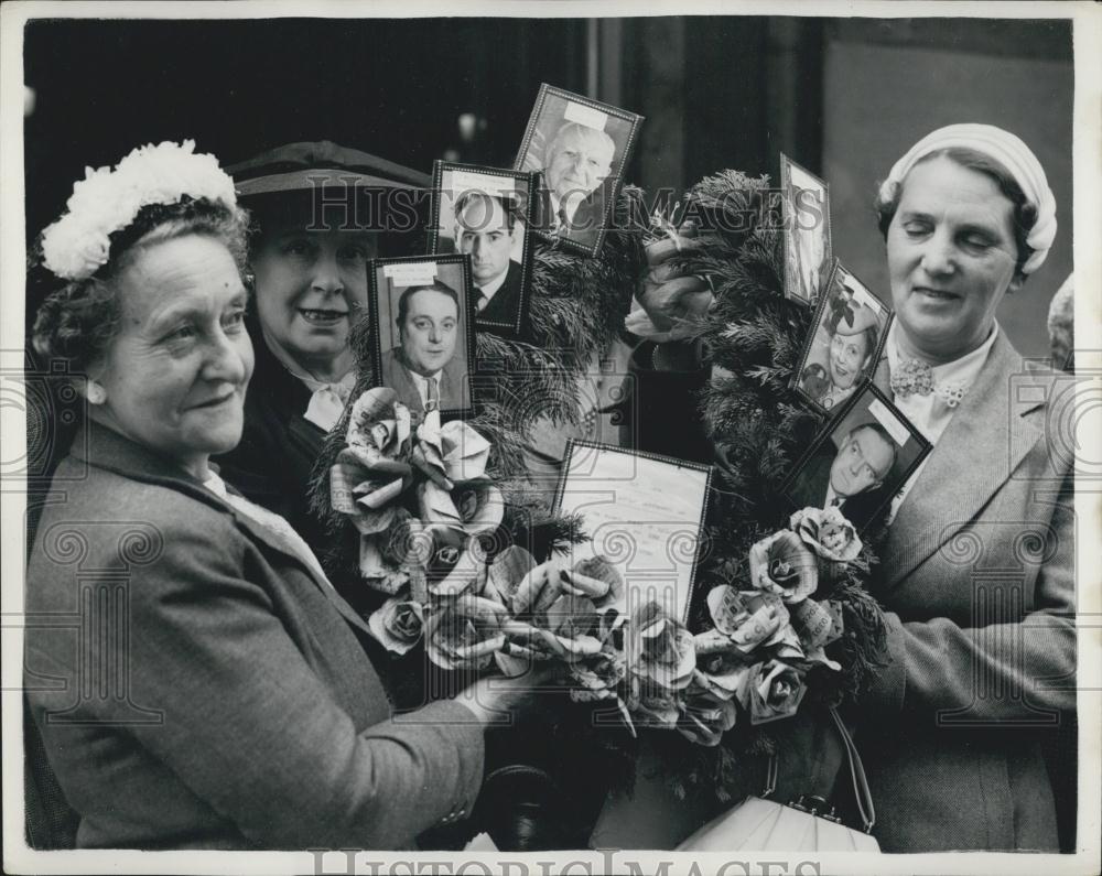 1954 Press Photo Housewives Present Food Ministry Wreath Rationing End - Historic Images